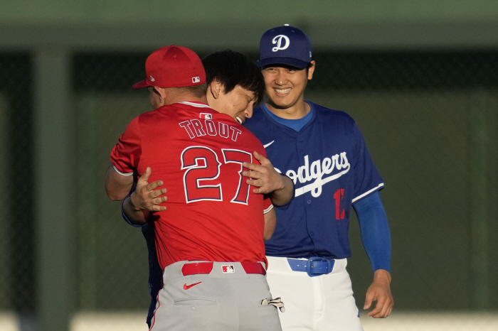 "오타니! 계약, 결혼 다 축하해" 트라웃 인사받고 배트까지 바꿔는데, …