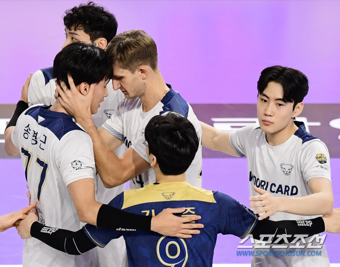 우승 매직 넘버! 이제 우리카드로…대한항공 셧아웃 제압 '9연승 저지' …