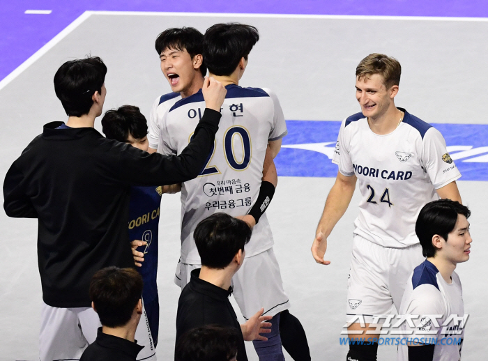 우승 칼자루 쥐었다…활짝 웃은 사령탑 "이기니까 행복하네요"
