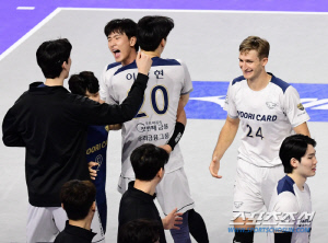 우승 칼자루 쥐었다…활짝 웃은 사령탑 