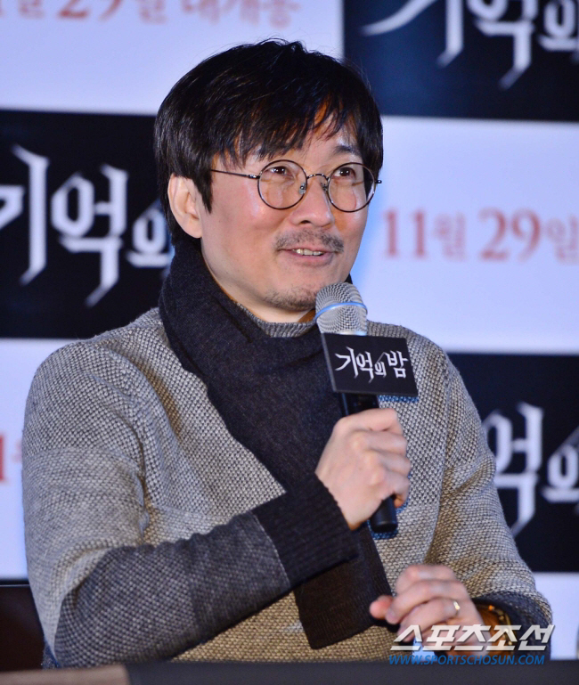 장항준 감독, 檢 소환…카카오 바람픽쳐스 고가인수 의혹 참고인 조사
