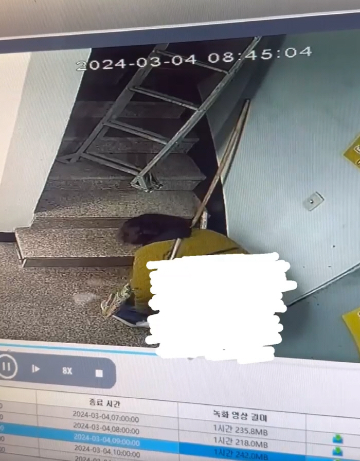 가게에 '소변 테러' 후 밀대로 쓱싹..."'웃픈' 이 상황, 대박 조짐…