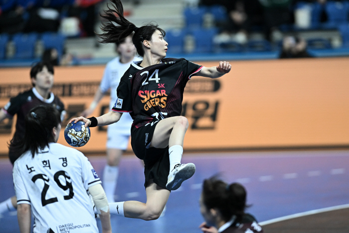 [인터뷰]득점왕-MVP 욕심 없다 '女 핸드볼 에이스' SK 강경민, 오…