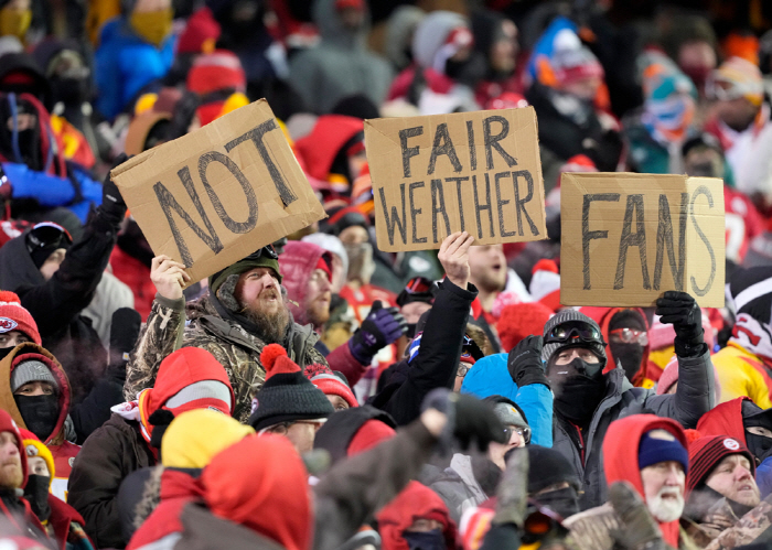 얼마나 추웠길래…NFL 팬들 동상에 손가락 절단 위기