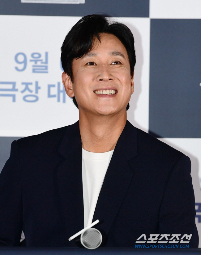 '잠' 유재선 감독 "故이선균의 애정 덕분에 좋은 감독으로 성장했다" […