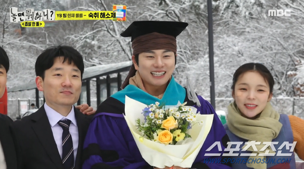 "가방끈이 많이 짧다". '고교중퇴' 이이경, 서울대서 학사모 빌려써…"…