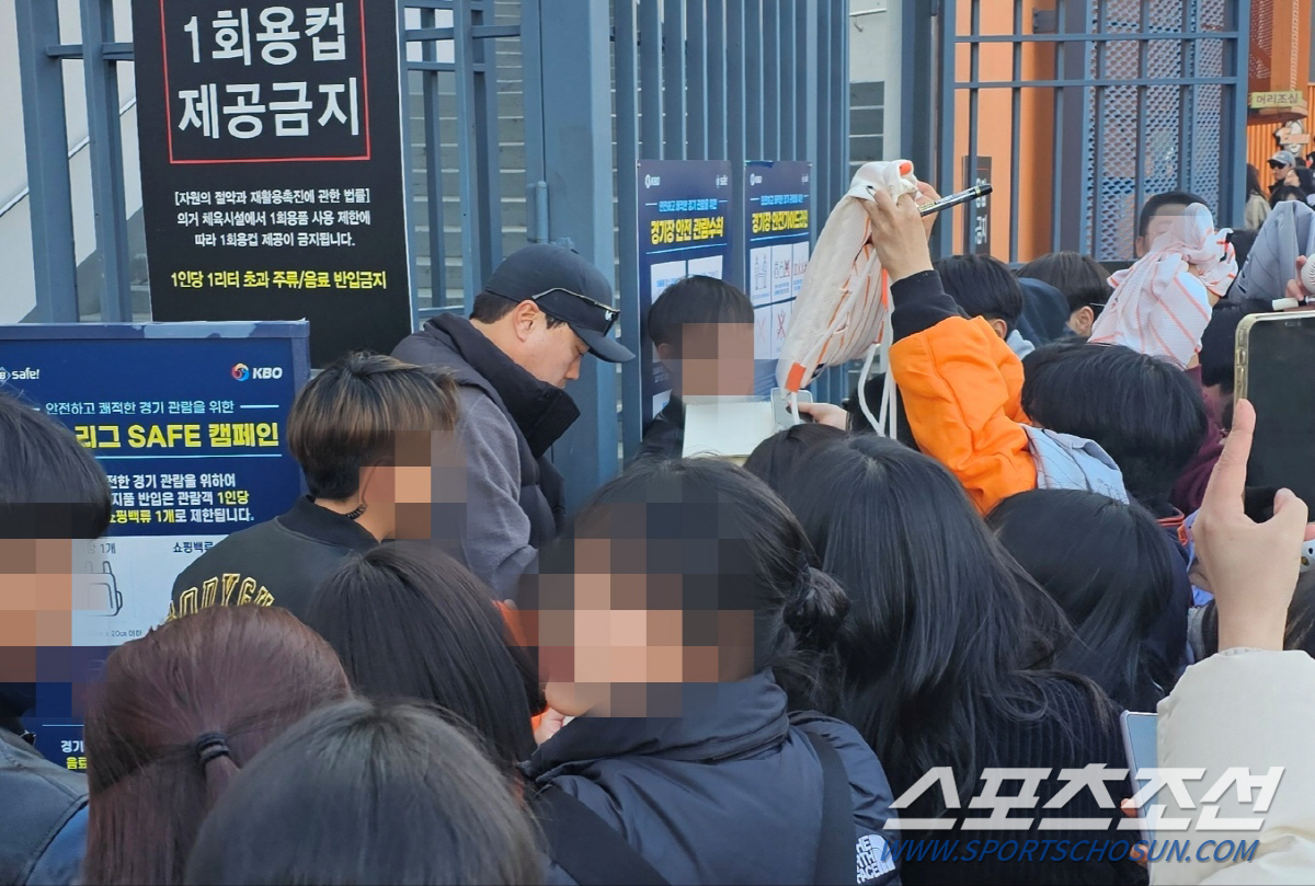"줄을 서시오" 류현진, 퇴근길 1시간 늦췄다…만원관중 화답한 '미니 사…