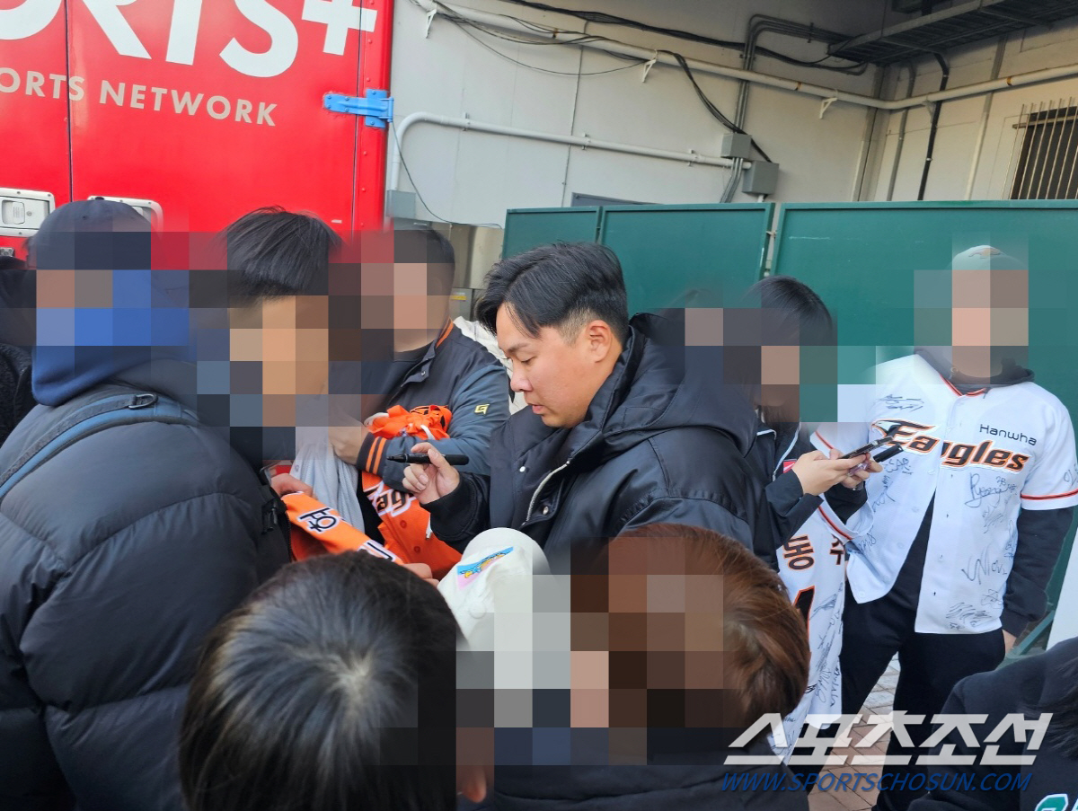 "줄을 서시오" 류현진, 퇴근길 1시간 늦췄다…만원관중 화답한 '미니 사…