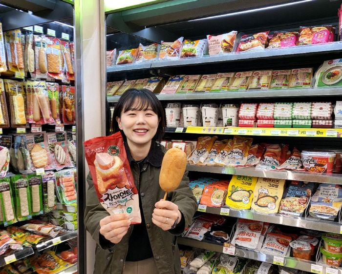 CU, 2.5배 커진 '자이언트 핫도그 2종' 선보여…고물가 시대 초대형…