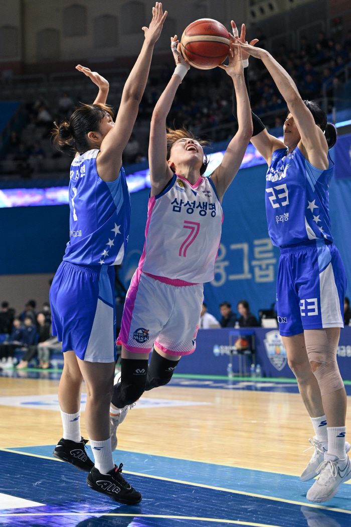 [WKBL PO]'업셋 명수 봤지?' 삼성생명, 우리은행 꺾고 이변의 첫…