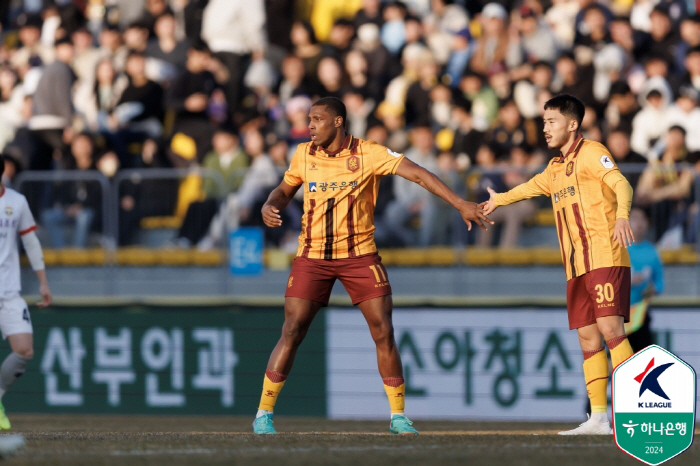 [현장리뷰]1분 만에 무너졌던 '정효볼' 광주, '가브리엘 멀티골X후반 …