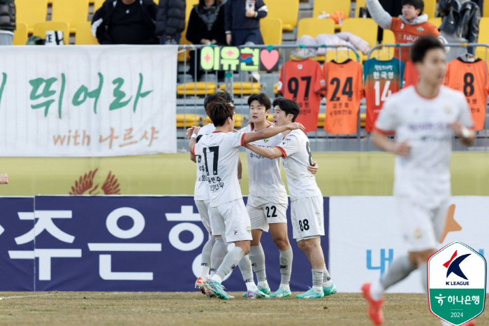 [현장리뷰]1분 만에 무너졌던 '정효볼' 광주, '가브리엘 멀티골X후반 …