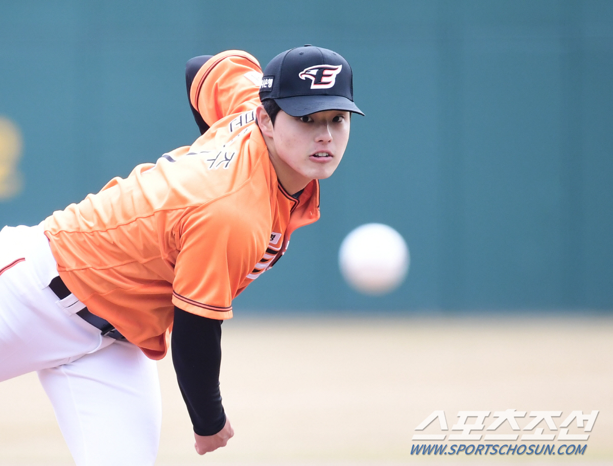 70% 몸 상태 '148㎞', 그런데 "별로다"…문동주라 가능했던 냉정 …