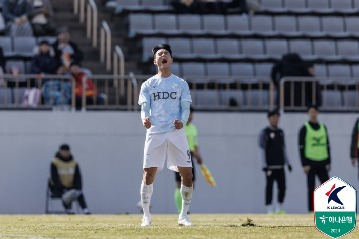 '오른발→헤더→왼발' 퍼펙트하게 경력 첫 해트트릭 뽑은 부산 김찬, 20…