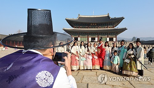 BTS댄스 배우고 떡볶이 먹고…K-콘텐츠에 MZ세대 관광객 몰려와