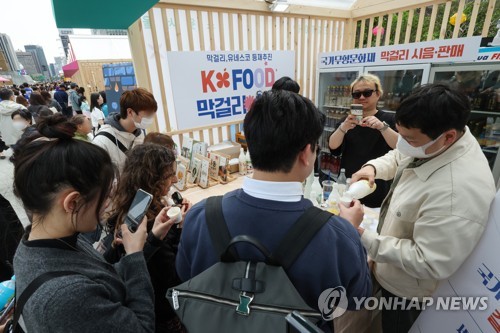 (서울=연합뉴스) 신현우 기자 = 30일 오후 서울 광화문광장에 마련된 서울페스타 2023 - 서울 컬처 스퀘어에서 외국인 관광객들과 시민들이 막걸리를 시음하고 있다. 2023.4.30 nowwego@yna.co.kr