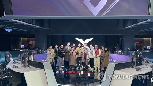 (서울=연합뉴스) 문화체육관광부와 한국관광공사는 오는 7일까지 베트남 e스포츠 및 여행업계 관계자를 초청해 한국관광 홍보를 진행한다고 4일 밝혔다. 사진은 지난 3일 e스포츠경기장인 롤파크를 둘러보고 기념 촬영하는 팸투어. 2024.3.4 [한국관광공사 제공. 재판매 및 DB 금지] photo@yna.co.kr