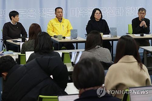 (서울=연합뉴스) 강민지 기자 = 11일 오전 서울 중구 재난피해자권리센터에서 세월호 10주기 기록집 '520번의 금요일'과 '봄을 마주하고 10년을 걸었다' 출간 기자간담회가 열리고 있다. 왼쪽부터 유해정 작가, 김종기(수진아빠), 강지은(상준엄마), 강곤 작가. 2024.3.11 mjkang@yna.co.kr