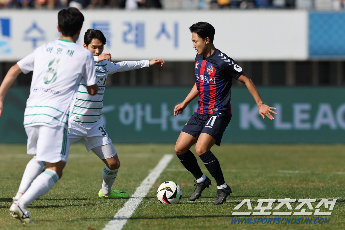 '손흥민-이승우 평행이론'은 과학이다…메시빙의 골→EPL 14호골 '릴레…