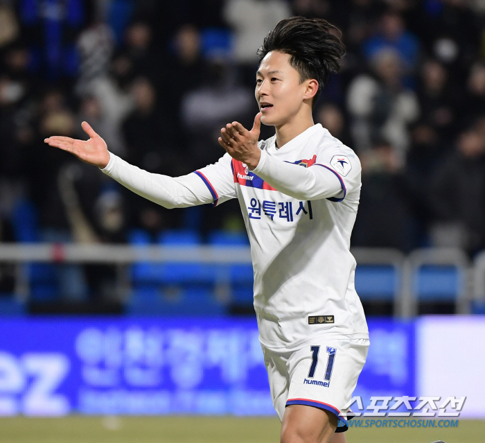 '손흥민-이승우 평행이론'은 과학이다…메시빙의 골→EPL 14호골 '릴레…