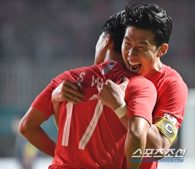 '손흥민-이승우 평행이론'은 과학이다…메시빙의 골→EPL 14호골 '릴레…