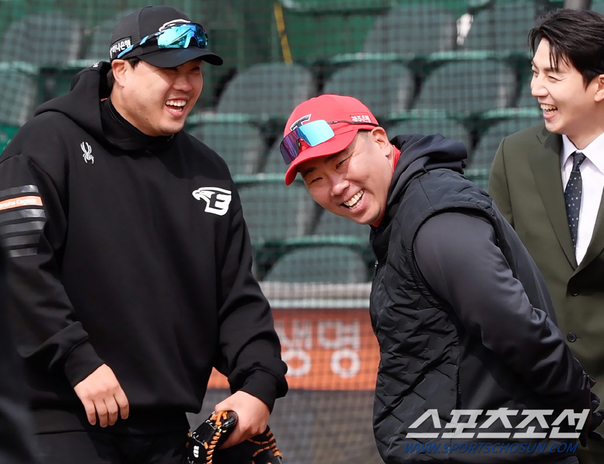 "왜 빨리 들어와~아?" 류현진과 상봉한 이범호 감독의 타박 [대전 현장…