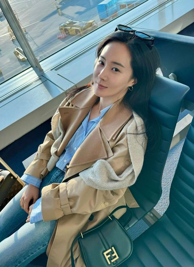 "I LOVE HK♥" 소녀시대 유리, 가벼워진 출국 룩…트렌치 코트로 …
