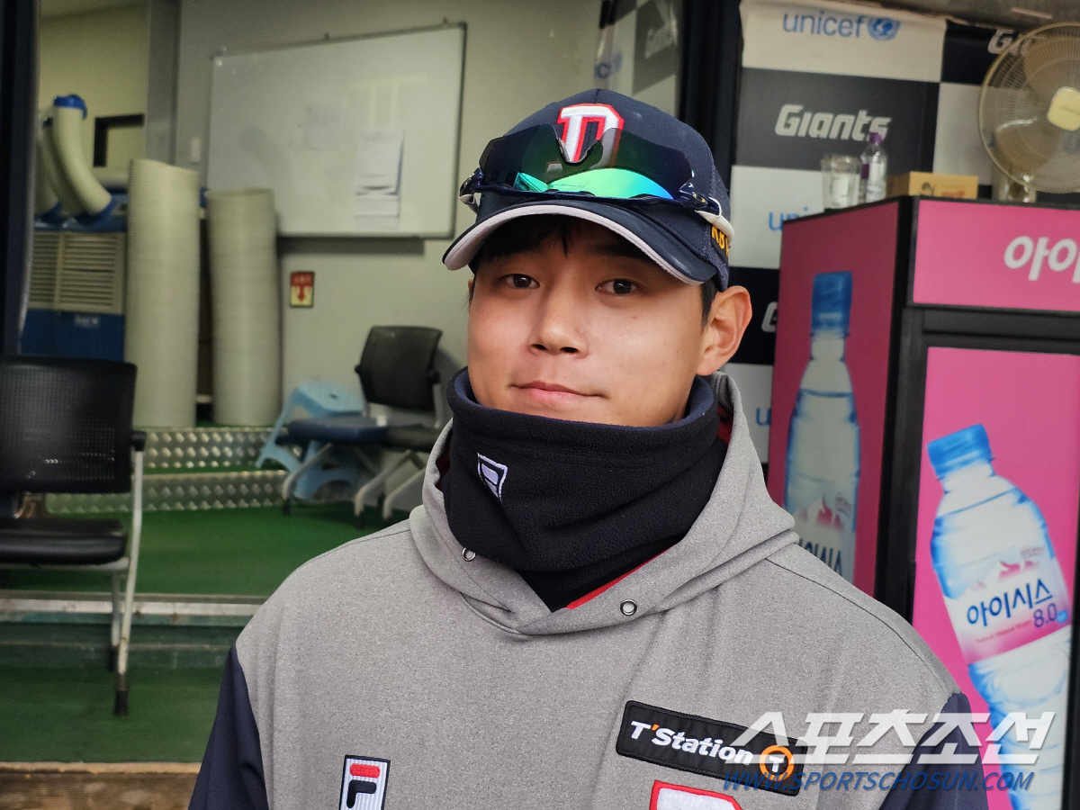 "실력은 의심 안하는데…" 투수→3루수→유격수 변신. 국민타자 걱정에 홈…