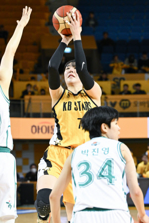 부상 위기감 돌던 KB 박지수, 돌아온 에이스는 더 강했다…하나원큐 잡고 'PO 2연승'