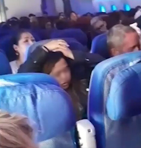 비행 중 '기술 결함' 50명 부상…"공중으로 몸이 떴다"