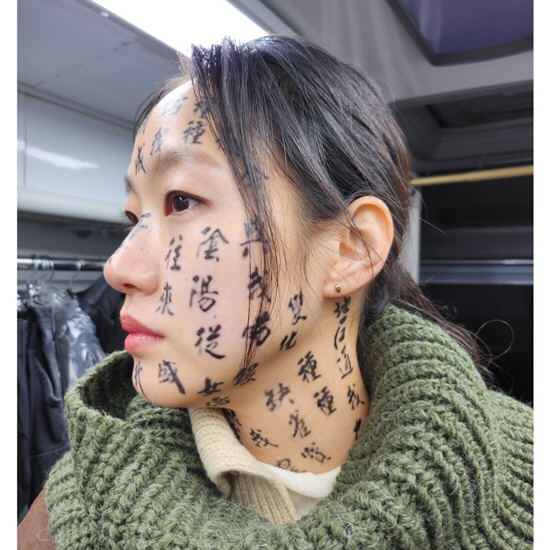 [SC이슈] "김고은 얼굴문신, 범죄자냐"…中, BTS·장원영 이어 '파…