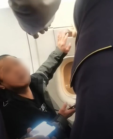 또 비행기 비상구 문 개방 시도…"술에 취해서" 변명