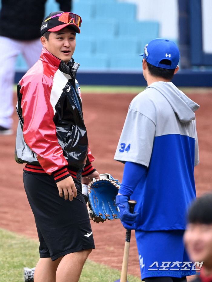 이진영 코치에 배트 선물한 '생일자' 오지환, 훈훈함 가득했던 그라운드[…