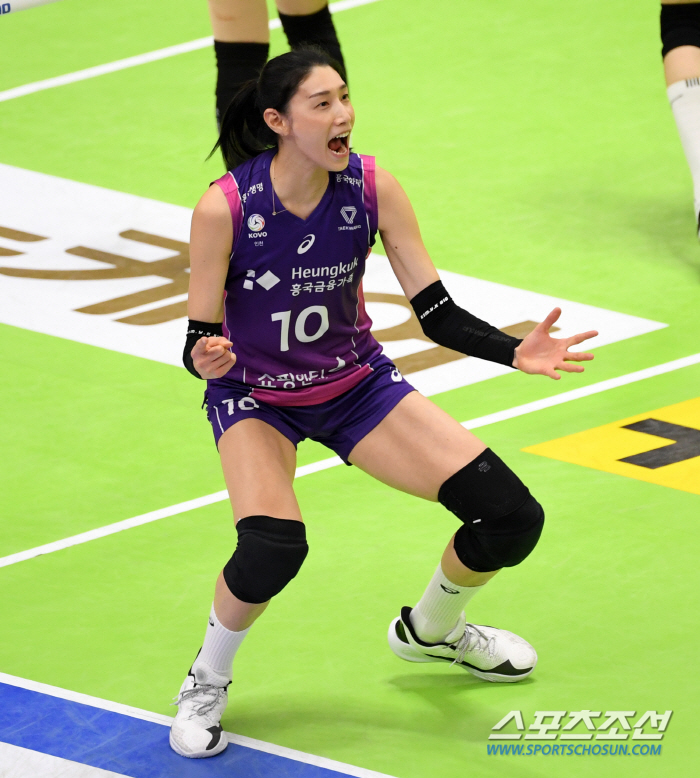 '아직 안끝났다, 끝까지 가자!' 흥국생명, 현대건설 셧아웃 완파 '기사…