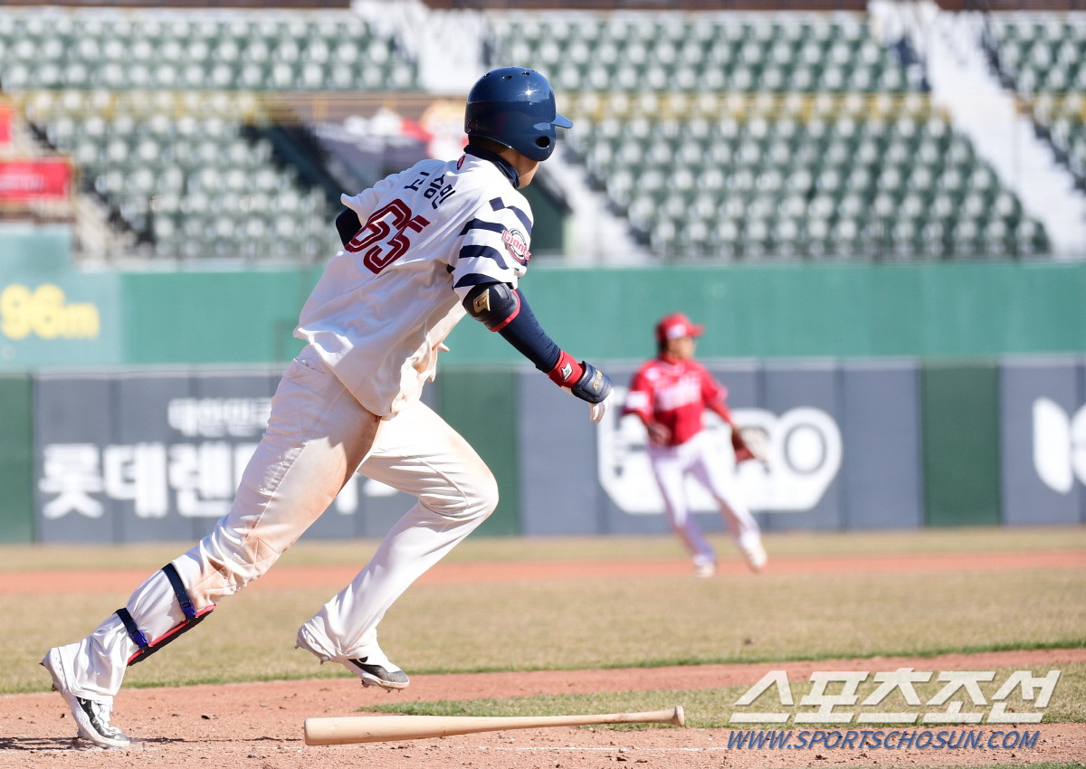 '2루→우익수→1루→2루→외야' 위기는 곧 기회? '김민석+한동희' 부상…
