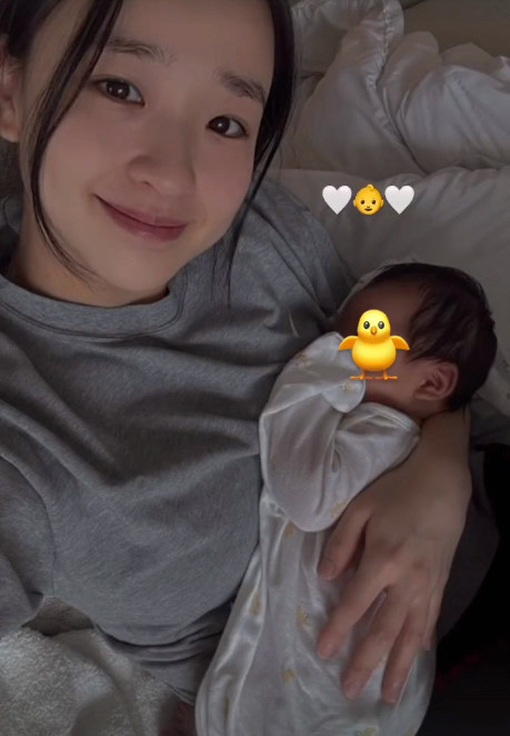 생후 1달 된 아들과 나란히…손연재, 러블리한 엄마 미소로 '시선 강탈'
