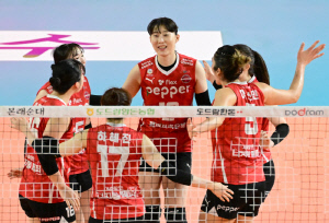 '야스민 박정아 48득점' 페퍼저축은행 창단 3년만에 첫 2연승! '선택과 집중' 임한 정관장 8연승 저지
