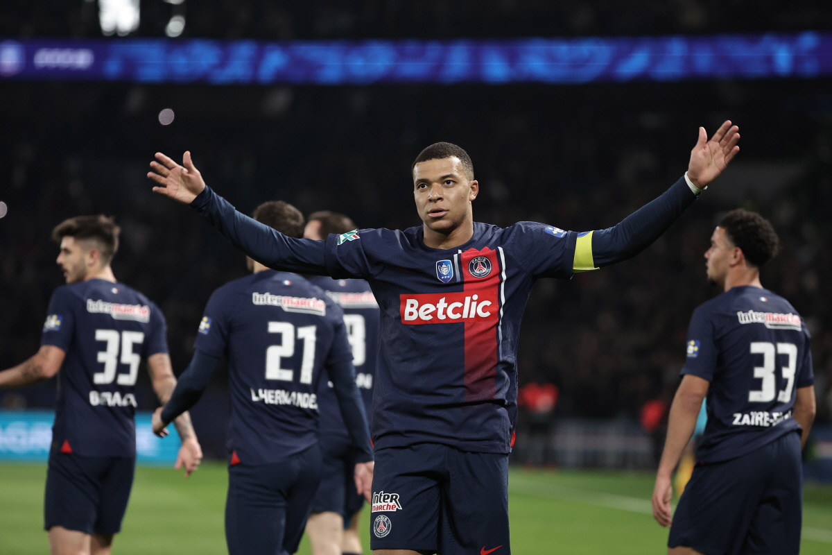 '내 이름 당장 빼!' 이강인과 작별 앞둔 PSG 음바페, 이름 무단사용…