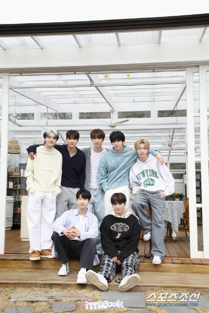 '26일 컴백' 앰퍼샌드원, 첫 화보 커버 장식…찬란한 비주얼 스펙트럼