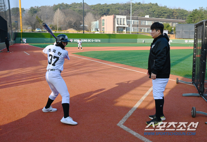 한화 '52번' 영구결번 레전드 김태균이 타격코치, 그가 홍성으로 달려가…