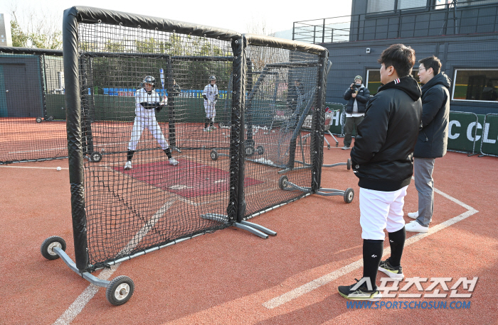 한화 '52번' 영구결번 레전드 김태균이 타격코치, 그가 홍성으로 달려가…
