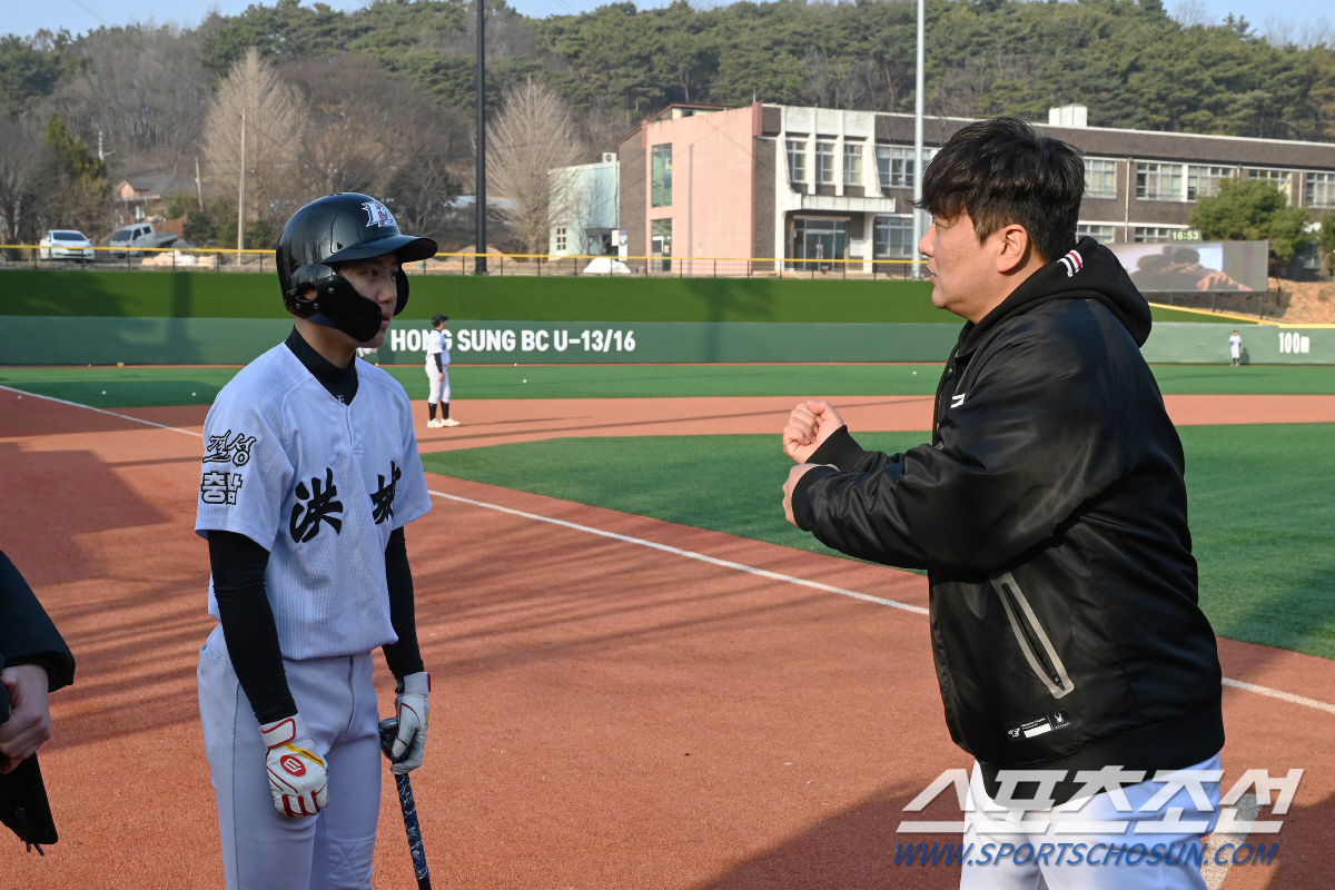 한화 '52번' 영구결번 레전드 김태균이 타격코치, 그가 홍성으로 달려가…