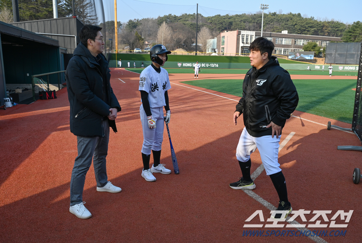 한화 '52번' 영구결번 레전드 김태균이 타격코치, 그가 홍성으로 달려가…