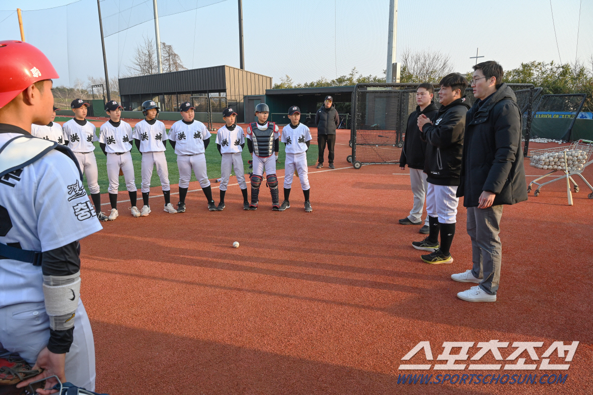 한화 '52번' 영구결번 레전드 김태균이 타격코치, 그가 홍성으로 달려가…