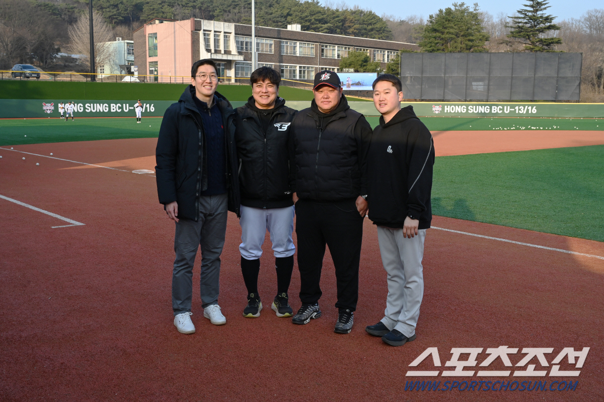 한화 '52번' 영구결번 레전드 김태균이 타격코치, 그가 홍성으로 달려가…