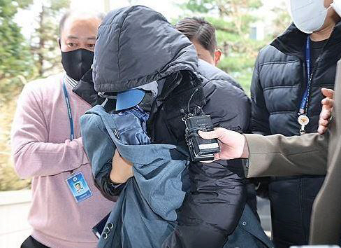 '이선균 협박' 전직 배우, 또 아기 안고 법정에..."계속 데려올 거냐…