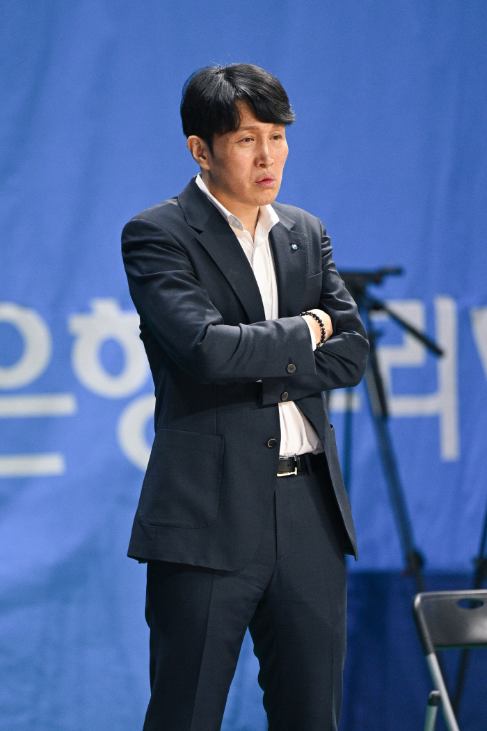[WKBL 현장인터뷰] 위성우 우리은행 감독, "1차전 때는 뭐에 홀린 듯 하다"