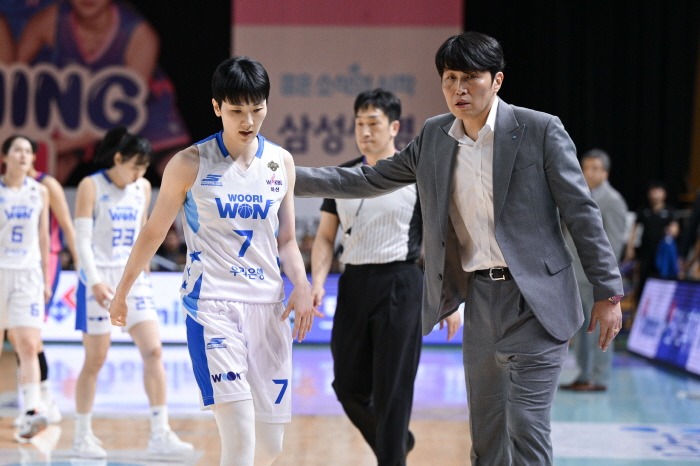 [WKBL 현장코멘트] 위성우 우리은행 감독 "2승1패라고 생각하지 않고, 최선을 다해 4차전에 들어가겠다."