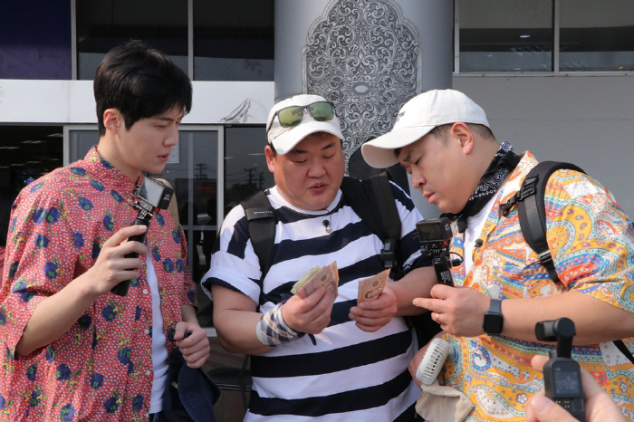 김선호, 문세윤과 심각하게 돈 세는 중?…'1박2일' 케미 생각나('먹보…
