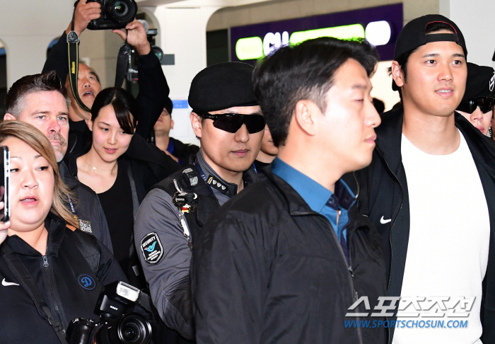 오타니가 직접 공개한 아내, 북새통 공항의 주인공이었다...그런데 어디서…